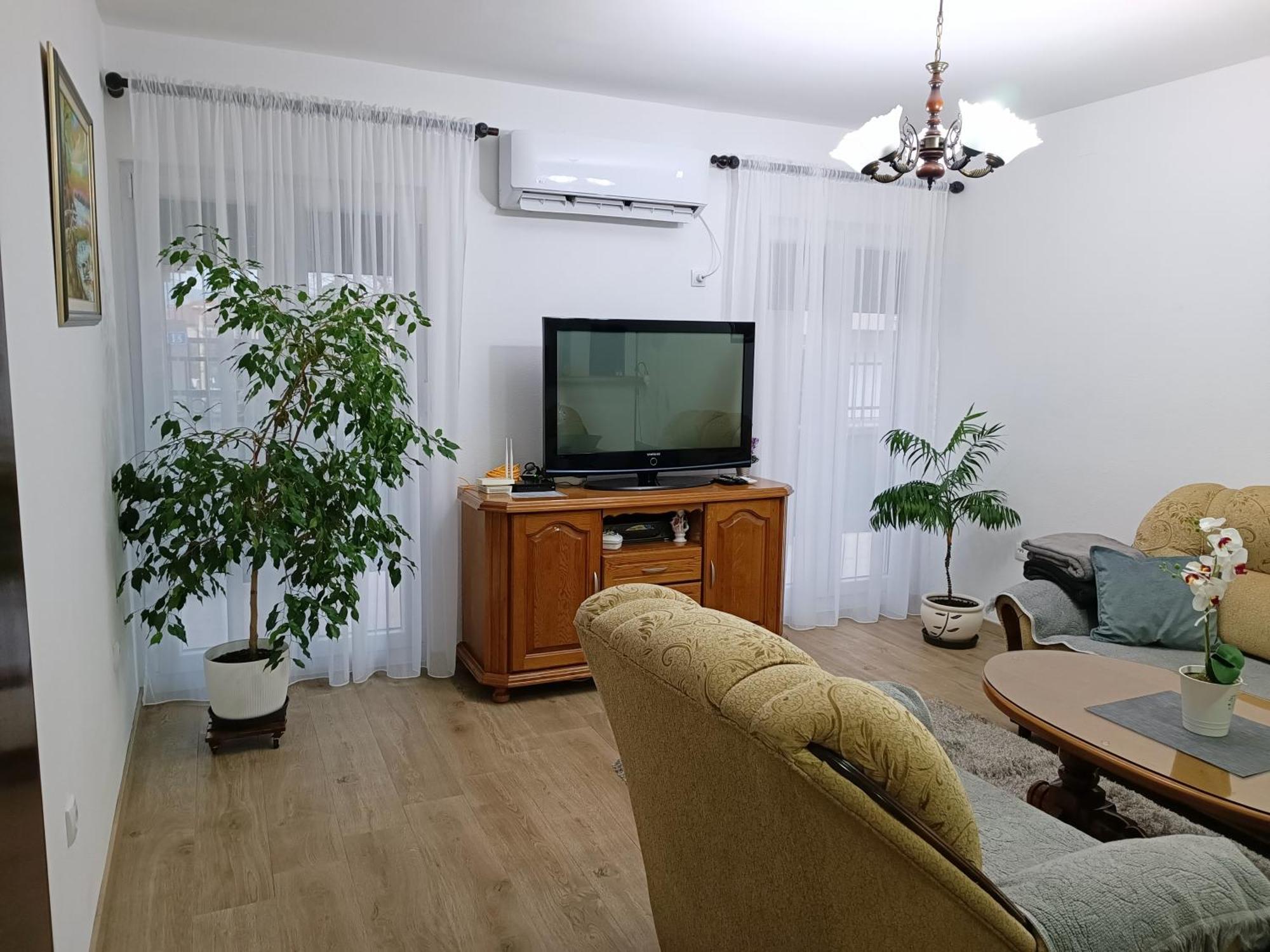 Entire House Floor - 2-Bedroom Cozy & Peaceful Apartment Podgoriţa Exterior foto