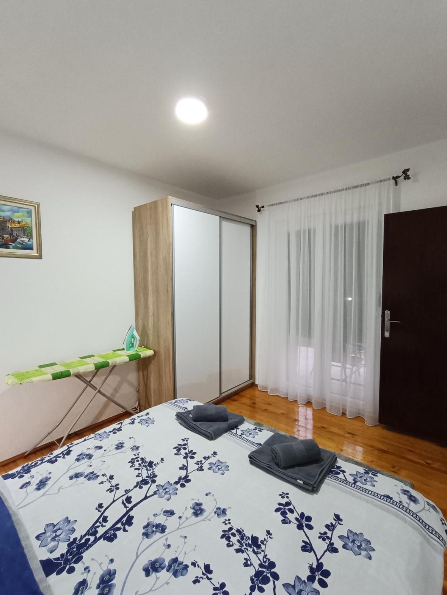 Entire House Floor - 2-Bedroom Cozy & Peaceful Apartment Podgoriţa Exterior foto
