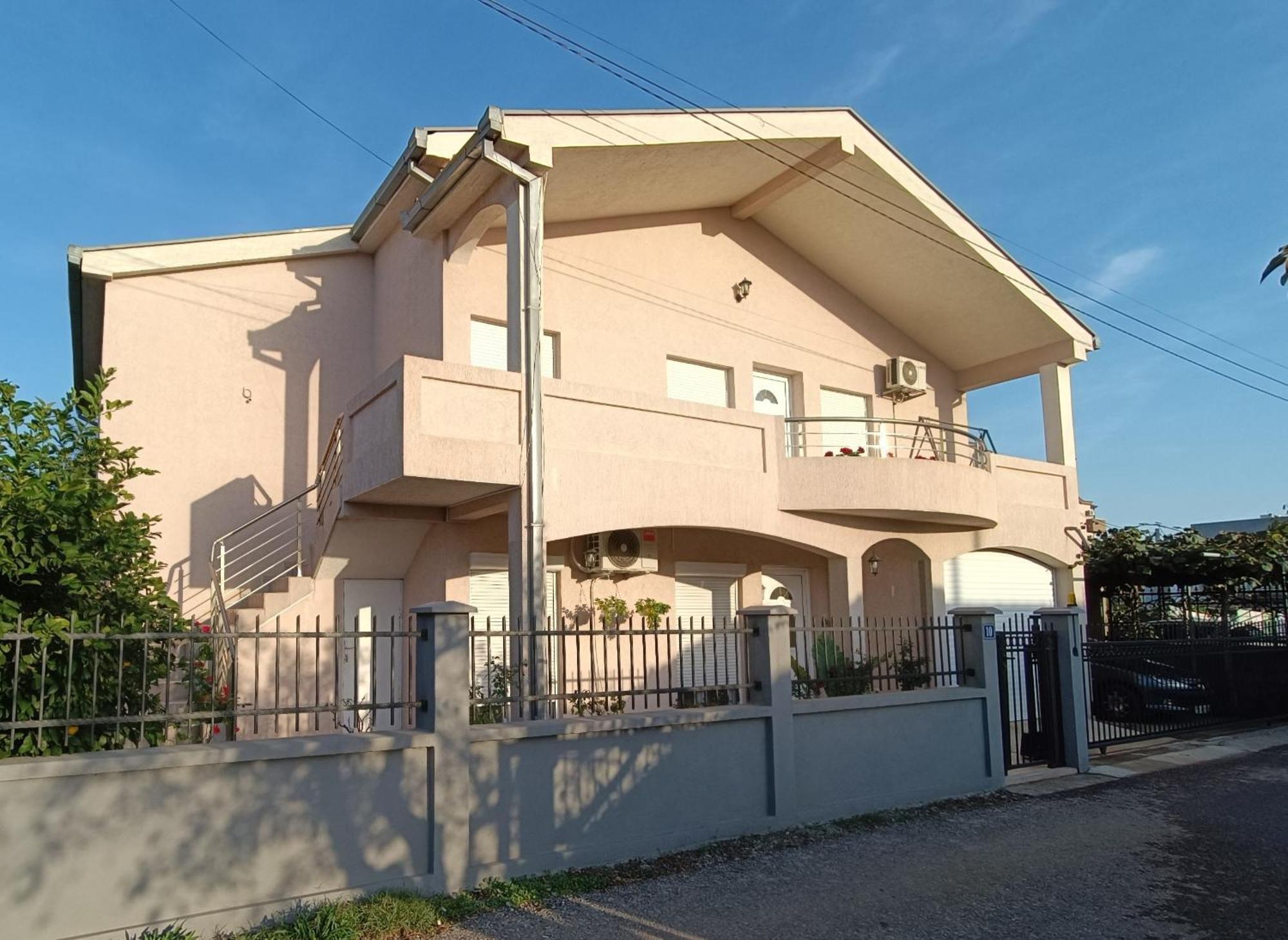Entire House Floor - 2-Bedroom Cozy & Peaceful Apartment Podgoriţa Exterior foto